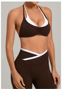 Detailansicht des Kontrast-Sport-BHs mit Neckholder und gerafftem Brustdetail