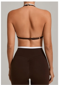 Detail von Neckholder-Sport-BH mit Push-up-Leggings in Dunkelbraun und weißem Saum