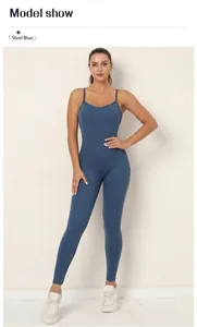 Detailansicht stahlblauer Yoga-Jumpsuit mit V-Ausschnitt und offenem Rücken für Fitness