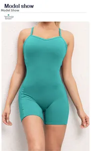 Vista frontale di un body da yoga verde smeraldo con spalline sottili e scollo a V