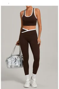Detail eines dunkelbraunen Yoga-Sets mit weißem Rand, Cross-Waist-Leggings und Sport-BH