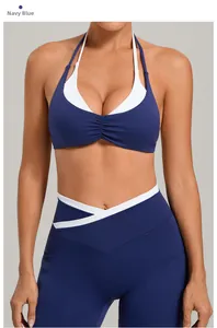 Detail der marineblauen Fitness-Leggings mit hohem Bund und V-förmigem Kreuzdesign