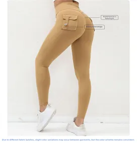 Detail der Yoga-Leggings mit Scrunch-Butt-Effekt und seitlichen Taschen mit Knöpfen