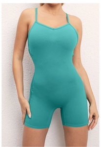 Vista frontale dettagliata della tuta sportiva color teal con spalline sottili e scollo a V