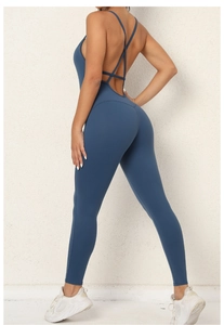 Detail der überkreuzten Rückenträger an einem blauen rückenfreien Yoga-Einteiler