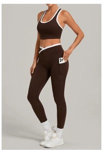 Detail der High-Waist Yoga-Leggings mit Seitentasche und Kontrast-Trimm Sport-BH