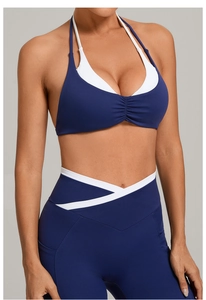 Detail eines dunkelblauen Sport-BHs mit Neckholder und weißen Kontrastnähten