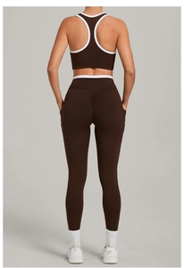 Rückansicht des zweiteiligen Yoga-Sets mit Racerback-Top und Scrunch-Butt-Leggings