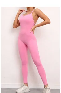 Detailansicht rosa Yoga-Jumpsuit mit V-Ausschnitt, dünnen Trägern und Rückenausschnitt