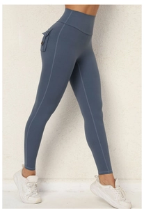 Detailansicht der High-Waist-Yogahose mit funktionalen Cargo-Taschen an der Seite