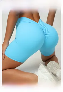 Détail du short de yoga bleu clair à taille haute avec fronces et couture en V au dos