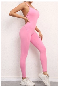 Detailansicht eines rosa V-Ausschnitt Yoga-Jumpsuits mit offenem Rücken und Bodycon-Passform