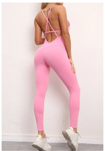 Detailansicht des rosa Yoga-Bodysuits mit überkreuztem Rücken und hochelastischem Stoff