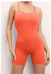 Dettaglio del design cut-out posteriore del body da yoga arancione con spalline