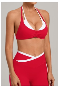 Detailansicht des roten Neckholder-Sport-BHs mit weißen Kontrastpaspeln und Lagenlook