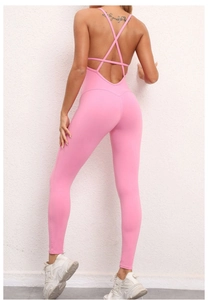 Detailansicht eines rosa Yoga-Jumpsuits mit rückenfreiem Design und Kreuzgurten