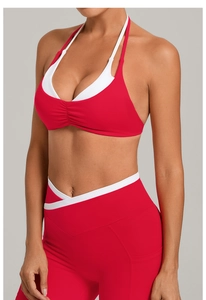 Detail von rot-weißem Kontrast-Sport-BH und Leggings mit hoher Taille und Seitentaschen