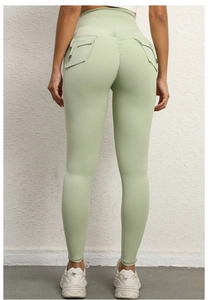 Detail der High-Waist-Yogahose mit Cargo-Taschen und geripptem Peach-Butt-Lifting-Design