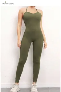 Makroaufnahme des armeegrünen Yoga-Jumpsuits mit nahtlosem Design und V-Ausschnitt