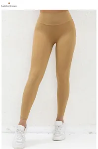 Detail der hoch taillierten Yogahose in Sattelbraun mit Taschen und elastischem Stoff