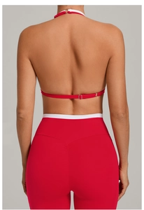 Detail eines roten rückenfreien Sport-BHs mit Metallschnalle und Push-up-Leggings