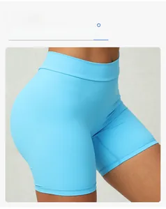 Vue latérale détaillée du short de yoga taille haute avec effet push-up fessier
