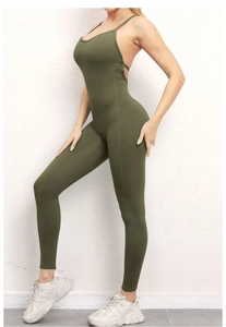 Detail eines armeegrünen V-Ausschnitt Yoga-Eininteilers mit rückenfreiem Slim-Fit-Design