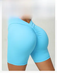 Détail de la taille en V profonde au dos et du design froncé sur le short de yoga bleu
