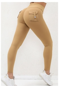 Detailansicht der khakifarbenen Yogahose mit hoher Taille und Cargo-Taschen mit Knopf