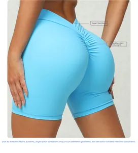 Détail de la taille en V profonde et couture froncée sur short de yoga bleu clair