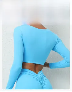 Vue arrière d'un ensemble de yoga bleu clair avec haut à manches longues et legging gainant