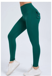 Detailansicht der High-Waist Yoga-Leggings mit praktischer Cargo-Seitentasche und Knopf