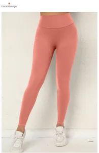Detail der korallenorangefarbenen Yogahose mit hoher Taille und nahtlosem Kompressionsstrick