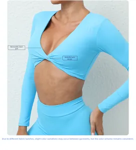 Détail du haut de yoga bleu clair avec nœud papillon torsadé et coussinets amovibles
