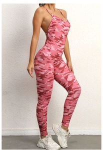 Detail des rosa Camouflage Yoga Bodysuits mit Trägern und dehnbarem Stoff