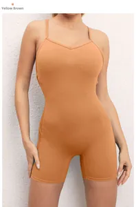 Dettaglio del body da yoga a costine giallo-marrone con scollo a V e spalline sottili