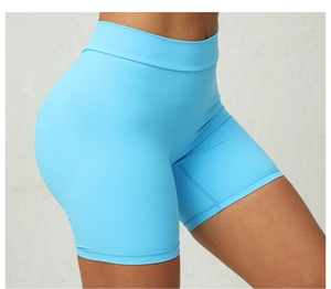 Détail du short de yoga taille haute bleu clair avec couture pour effet fesses bombées