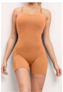 Dettaglio di un body sportivo arancione con spalline sottili e scollo a V per lo yoga