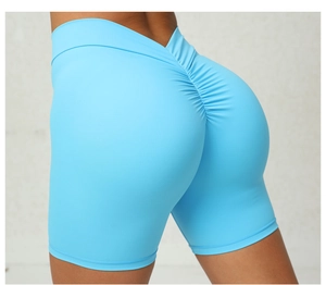 Vue détaillée du short de yoga bleu vif avec taille en V et fronces sculptantes au fessier