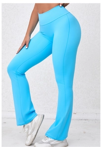 Dettaglio dei pantaloni da yoga a zampa blu acceso a vita alta in tessuto elastico