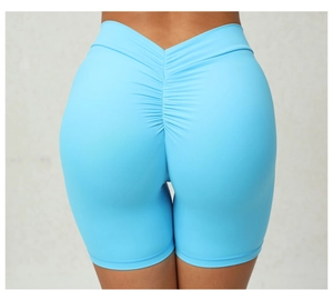 Gros plan d'un short de yoga bleu vif avec taille en V et effet froncé pour galber les fessiers