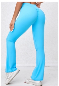 Dettaglio dei pantaloni yoga a zampa blu acceso a vita alta con effetto push-up glutei
