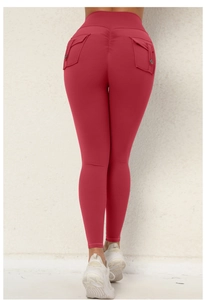Detailansicht der roten High Waist Yogahose mit Cargo-Taschen und Scrunch-Butt-Effekt