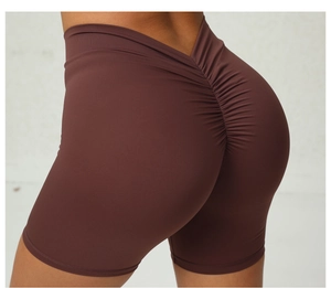 Détail de la taille en V et de la couture froncée effet push-up sur le short de yoga