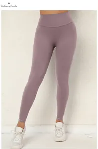 Detailaufnahme der maulbeerlila High-Waist-Yogahose mit Taschen und strukturierter Textur