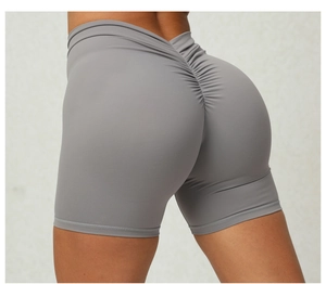 Détail du short de yoga gris froncé montrant la taille haute et l'effet push-up fessier