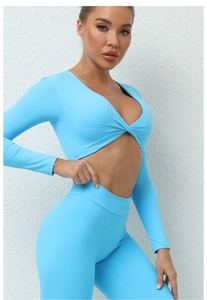 Détail du design torsadé et de l'ouverture en forme de goutte sur le haut de yoga bleu