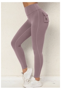 Detailaufnahme der Yoga-Leggings mit hoher Taille, Seitentasche und Knopfverschluss