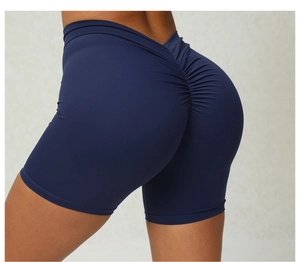 Détail du short de yoga taille haute bleu marine avec effet plissé pour les fessiers
