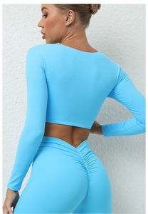 Détail du legging taille haute effet push-up et du crop top à manches longues bleu clair
